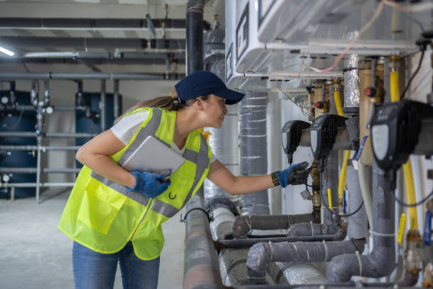 tecnico de aire mujer revisando las valvulas del aire acondicionado de una empresa