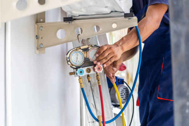 tecnico recargando gas aire acondicionado split barcelona