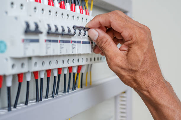 tecnico revisando magnetotermico cuadro electrico aire acondicionado no enciende
